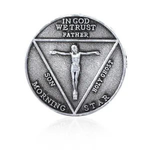 Moneta commemorativa in metallo antico con crocifisso e rilievo, distintivo in lega religiosa.