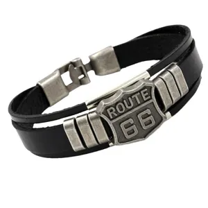 Pulsera multicapa de cuero negro punk retro con abalorio de escudo Route 66 de metal.