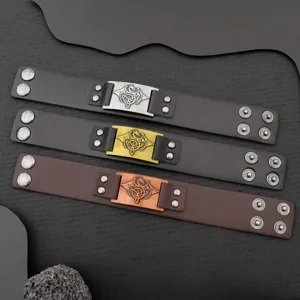 Dettaglio bracciale in pelle vintage uomo, placca metallo drago celtico, polsino punk rock.