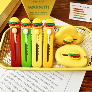 Vue détaillée du mignon cutter burger de dessin animé, mini coupe-papier portable pour étudiants.