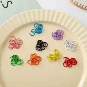 Kleurrijke DIY geschilderde open springringen metaal C ringen voor sieraden maken details.