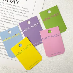 Vue détaillée des cartes de présentation colorées pour pinces à cheveux en papier cartonné.
