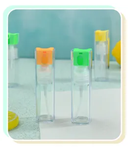 Détail des petits flacons vaporisateurs portables de 10ml en couleur bonbon pour les voyages.