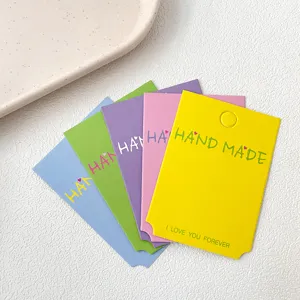 Cartes en papier pour pinces a cheveux faits main emballage de couleur bonbon detail