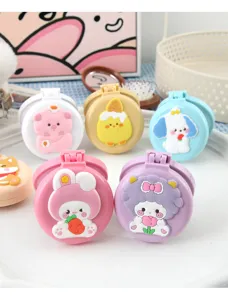 Gros plan détaillé du peigne à coussin d'air pliable de dessin animé mignon avec miroir.