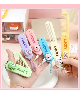 Joli peigne pliant de couleur bonbon de dessin animé avec mini poupée pour les femmes.