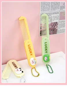 Joli peigne pliant de dessin animé avec poupée animale et chaîne pour coiffure portable quotidienne.