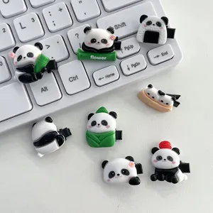 Vista detallada de pinza de pelo de panda, bonitos accesorios de dibujos animados en resina.