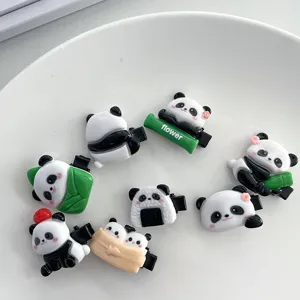 Primer plano de detalles de bonitas pinzas de pelo de panda, accesorios divertidos.