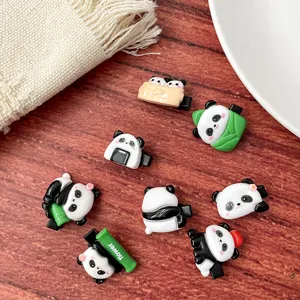 Detalle de pinzas para el cabello de panda, accesorios kawaii de resina para niños.