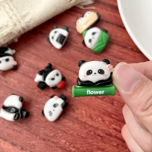 Vista de detalle en primer plano de bonitas pinzas para el pelo con diseño de panda.