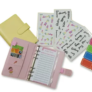 Organizer budget A6 in pelle PU con buste per contanti e fogli di adesivi con categorie in inglese.