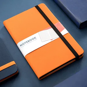 Taccuino A5 arancione con fascia elastica nera e banderuola decorativa ideale per ufficio e studio.