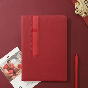 Taccuino A5 rosso con copertina rigida e fascia elastica verticale, ideale per ufficio e studio.