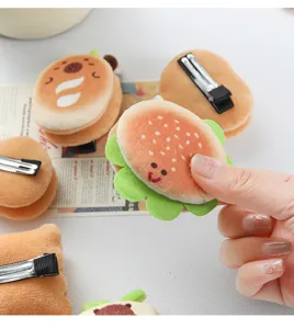 Mignons pinces à cheveux burger et biscuit en peluche, accessoires amusants et doux.