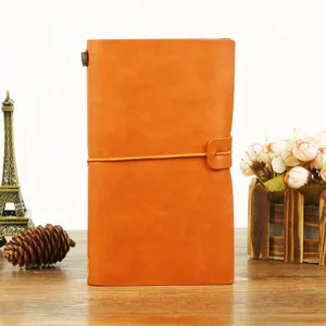 Carnet en cuir orange vintage format A6 agenda planificateur avec bande elastique et portable.