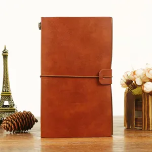 Carnet en cuir marron rétro A6 vue détaillée avec bande élastique et design portable.