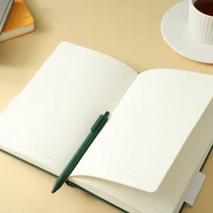 Quaderno A5 con copertina rigida, banda elastica e penna verde, ideale per ufficio e studio.