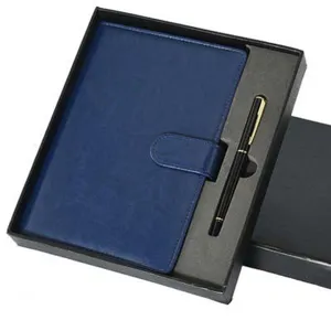 Detail van A5 notitieboek en metalen pen cadeaupakket met lederen omslag in doos.