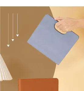 Vista dettagliata della cartella A5 in pelle blu con manico integrato, elegante design da ufficio.