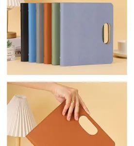 Vista dettagliata del quaderno con raccoglitore A5 in pelle portatile con pratica maniglia.