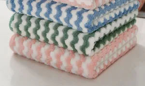 Nahaufnahme von verdickten Korallen-Fleece-Geschirrtüchern mit bunten Zickzack-Mustern.