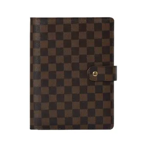 Cuaderno de anillas clásico con patrón de cuadros marrones y cierre magnético para planificar.