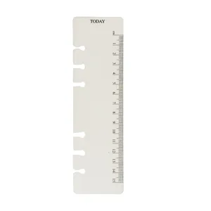 Primer plano detallado del marcapáginas regla blanco de 6 anillas con escala 15 cm y texto.
