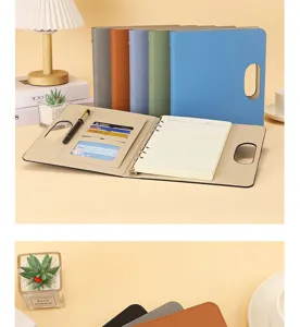 Taccuino ad anelli multifunzione in pelle PU A5 con manico, tasche per carte e porta penne.