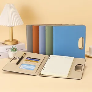 Taccuino A5 multifunzionale in pelle portatile con manico, tasche per carte e portapenne.