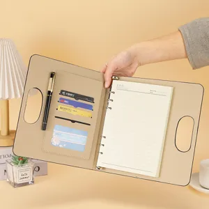 Quaderno multifunzionale ad anelli A5 in pelle PU con manico e tasche per carte da ufficio.