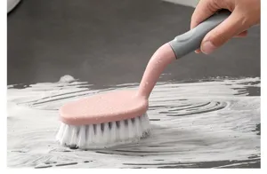 Cepillo de limpieza multiusos con mango ergonómico para suelos de baños y azulejos.