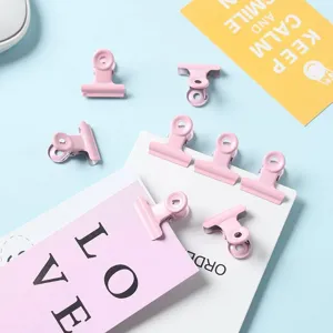 Set roze metalen clips voor het afsluiten van voedsel en organiseren van documenten.