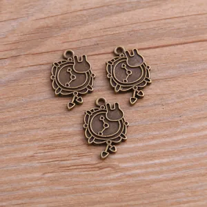 Vista dettagliata di ciondoli per gioielli DIY in lega di metallo orologio coniglio bronzo antico 15x22mm.