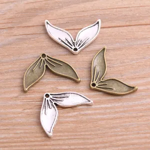 Detalles en primer plano de dijes de aleación con cola de sirena, accesorios de joyería DIY.