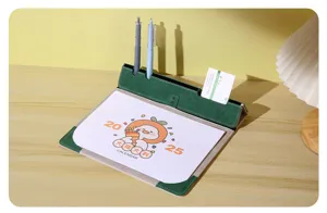 Vista detallada del tapete de escritorio de cuero verde con calendario, portalápices y ranura.