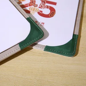 Nuevo calendario de escritorio 2025 con esquinas verdes y diseño de costura para oficina.