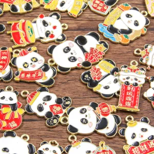 Detailaufnahme von chinesischen Neujahrs-Panda-Emailleschmuckanhängern für DIY-Basteln.
