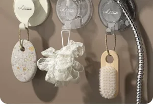 Vue détaillée du support de douche à ventouse sans perçage et crochets de salle de bain suspendus.