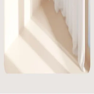 Détail de fond intérieur minimaliste avec des ombres de lumière douce et des rideaux blancs.