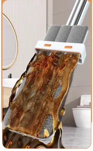 Vue détaillée de l'éponge de balai plat mains libres absorbant l'eau pour le nettoyage.