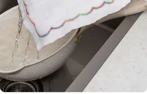Absorbent kitchen dishcloth with rainbow stitch edge, oil-free cleaning rag detail view.