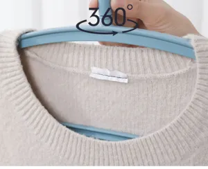 Appendino in plastica blu con gancio girevole a 360 gradi, design antiscivolo per armadio.