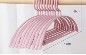 Appendiabiti in plastica rosa senza tracce con design antiscivolo per organizzazione guardaroba.