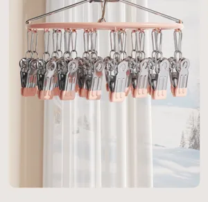 Vue detaillee du sechoir a chaussettes en acier inoxydable avec pinces roses pour usage.