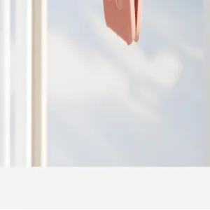 Vue détaillée de la pince de séchoir à chaussettes rose, accessoire de buanderie durable.