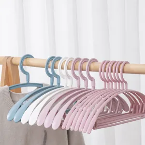 Grucce per abiti in plastica resistenti per l'organizzazione del guardaroba e asciugatura.