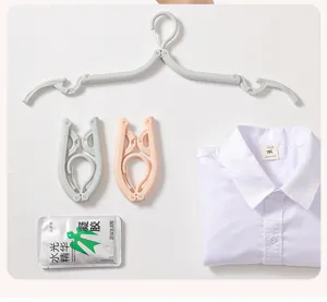 Opvouwbare reiskledinghanger draagbaar en compact design voor hotel en wasgoed.