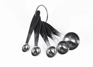 Set di misurini professionali da cucina in acciaio inossidabile con manici in silicone.