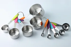 Set di misurini e cucchiai di misurazione in acciaio inossidabile con manici in silicone.